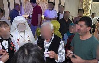 Davetsiz düğüne gitti, pasta yedi, takılan paraları...