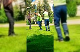 Davulun sesini duyan temizlik görevlileri, oynamaya...