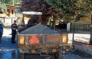 Dere yatağından kum alan şahıs jandarmaya takıldı