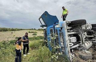 Devrilen hafriyat kamyonunun içerisinde kurtarılmayı...
