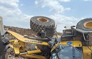 Devrilen iş makinasının sürücüsü yaralandı