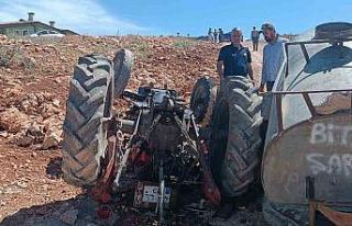 Devrilen traktörün altında kalarak ağır yaralandı