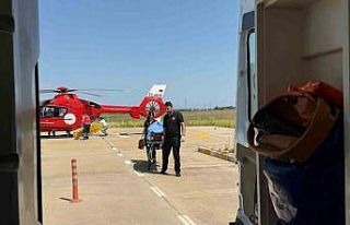 Diyarbakır’da ağaçtan düşen şahıs helikopterle...