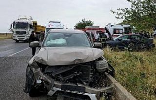 Diyarbakır’da otomobil ile kamyonet çarpıştı:...