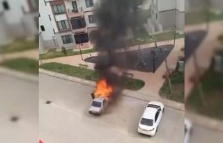 Diyarbakır’da otomobil park halindeyken yandı