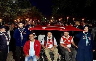 Diyarbakır’da Türk bayraklı "Fener Alayı"...