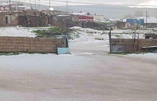 Dolu yağışı Kars’ı beyaza bürüdü