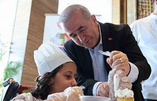 Down sendromlu bireyler pasta süsleme yarışmasında...