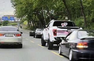 Düğün konvoyunda akıl almaz görüntü