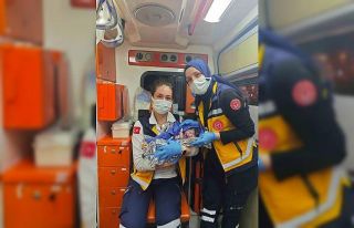 Dünyaya gözlerini ambulansta açtı