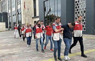 Dur ihtarına uymayarak otomobil ile kaçan ve polisin...