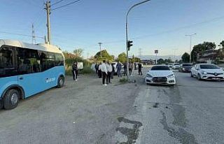 Düzce’de otomobil ışıklarda duran halk otobüsüne...