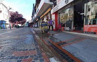 Edirne’de Saraçlar Caddesi’ndeki su birikintisine...