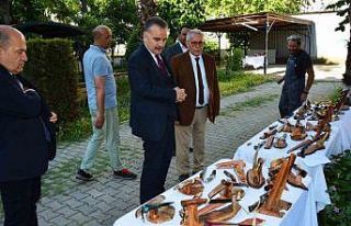 Edremit’te elle dövülen bıçaklar sergisi hayran...