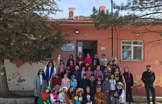 Eğirdirli öğrencilerden köy çocuklarına renkli...