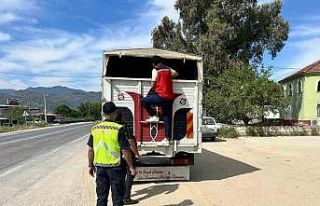 Eksik evrakla canlı hayvan taşıyan 2 kişi cezadan...