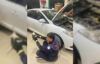Elazığ’da aracın motor kısmına sıkışan kedi,...