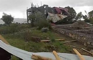 Elazığ’da fırtına evin çatısını uçurdu