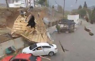 Elazığ’da fırtınadan uçan çatı araçların...