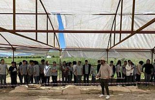 Elazığ’da öğrenciler tarihi mozaiği inceledi