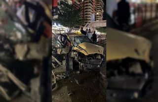 Elazığ’da otomobil refüjdeki bariyerlere çarptı:...
