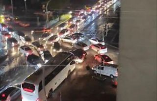 Elektrik kesintisinde hakem düdüğünü alıp trafiği...