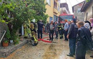 Elektrik tesisatından çıkan yangın evi küle çevirdi