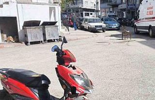 Elektrikli motosiklet ile otomobil çarpıştı: 2...