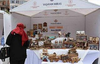 Emekli memur, hoşuna giden her objenin minyatürünü...