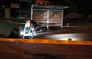 Emekli polis memuru otobüs durağında kendini vurdu