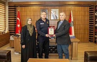 Emekliye ayrılan meslektaşına vefa plaketi