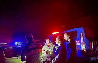 Emet’te yolun karşısına geçmek isterken otomobilin...