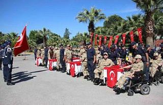 Engelli bireyler temsili askerlikle üniforma giyerek...