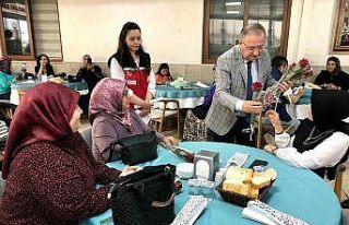 Erdemli’de annelerin günü güllerle kutlandı