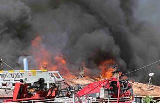 Erzincan’da ahşap sıralı dükkanların çatısında...
