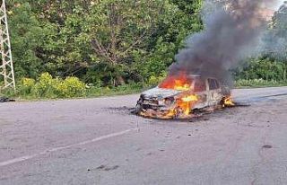 Erzincan’da otomobil alev alev yandı