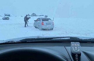 Erzurum’da araçlar karlı yolda kaldı, offroadçular...