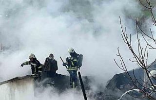 Erzurum’da korkutan çatı  yangın