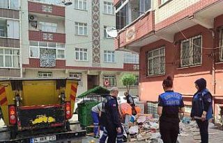 Esenler’de 4. kez temizlenen daireden 7 kamyon çöp...