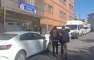Esenler’de elinde satırla dolaşan bir kişi yakalandı