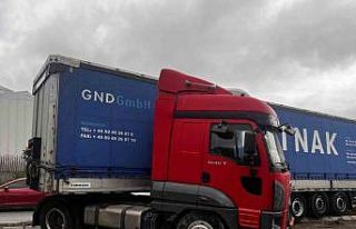 Esenyurt’ta kontrolden çıkan tır PTS direğine...