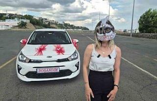 Eşinden boşandı sokakta maskeli kutlama yaptı