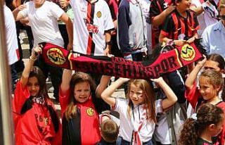 Eskişehirspor futbolcuları öğrencilerle buluştu