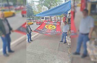 Esnaf kendi imkanlarıyla dev Eskişehirspor bayrağı...