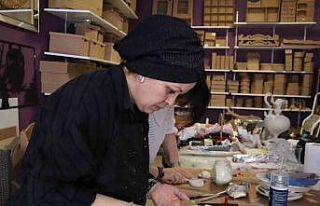 Evlerindeki eski mobilyaları boyayarak başladılar,...