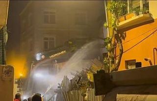 Fatih’te kısmen çöken metruk bina kontrollü...