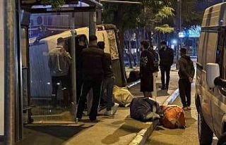 Fatih’te kontrolden çıkan ticari araç yan yattı