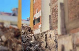 Fatih’te yıkım yapılan binadan kopan moloz parçası,...