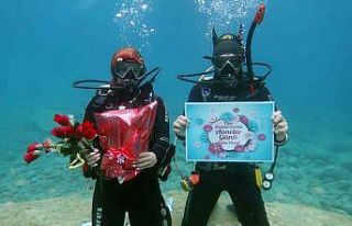 Fethiyeli dalgıçlardan deniz altında Anneler Günü...