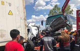 Filipinler’de yolcu otobüsü gişelerde bekleyen...